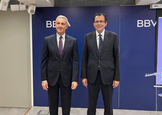 El director territorial de BBVA en Catalunya, José Ballester, y el economista jefe para España de BBVA Research, Miguel Cardoso.