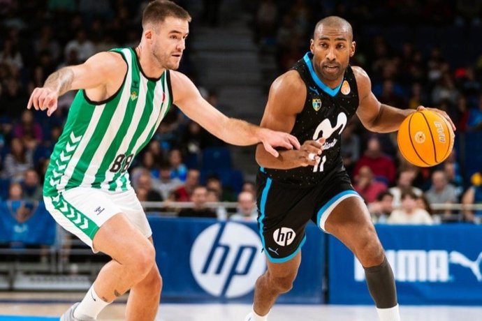 Archivo - Jayson Granger (dcha.), durante un partido con el Movistar Estudiantes ante el Real Betis Baloncesto.