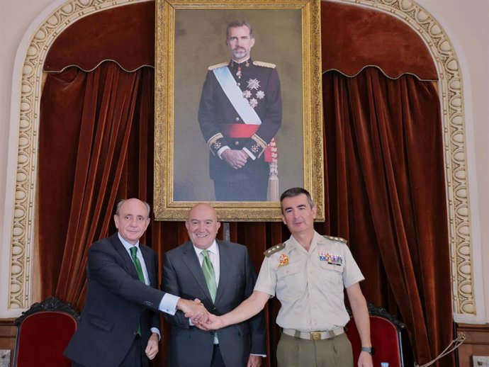 El alcalde de Valladolid, Jesús Julio Carnero, en el centro, junto al director de la Fundación Iberdrola España, Ramón Castresana, (i) y el coronel director de la Academia de Caballería, Francisco Javier López Villar.