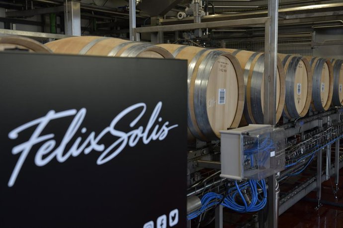 Archivo - Barriles de vino en el interior de las bodegas Félix Solís 