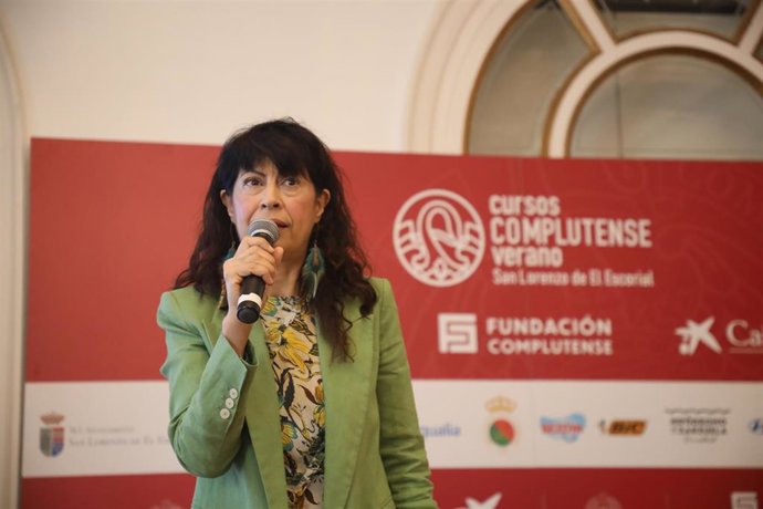 La ministra de Igualdad, Ana Redondo, inaugura el curso 'Violencia vicaria: situación actual y retos' dentro de los Cursos Complutense de Verano, en el Hotel EXE Victoria Palace, a 16 de julio de 2025, en San Lorenzo de El Escorial, Madrid (España). 