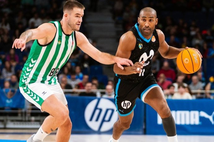 Archivo - Arquivo - Jayson Granger (à direita), durante um jogo com o Movistar Estudiantes.