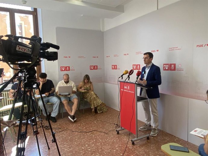 PSOE acusa a Carnero de volver a contrar a una empresa vinculada a Ayuso un contrato millonario sobre el soterramiento. En la foto, Pedro Herrero.