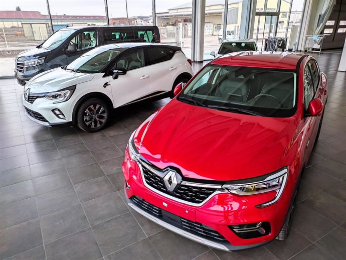 Archivo - Vehículos a la venta en un concesionario