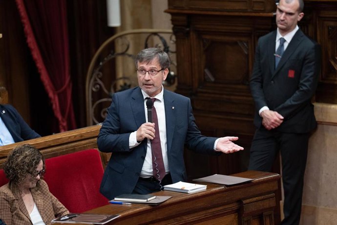 Archivo - El conseller de Política Lingüística de la Generalitat de Catalunya, Francesc Xavier Vila, interviene durante un pleno en el Parlament de Catalunya, a 4 de junio de 2025, en Barcelona, Catalunya (España). 