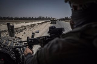 Archivo - Militares del Ejército de Israel en el corredor de Morag, que separa Jan Yunis de la ciudad de Rafá, en el sur de la Franja de Gaza (archivo)