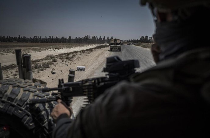 Archivo - Militares del Ejército de Israel en el corredor de Morag, que separa Jan Yunis de la ciudad de Rafá, en el sur de la Franja de Gaza (archivo)