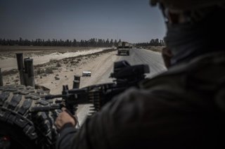 Archivo - 08 June 2025, Palestinian Territories, Khan Yunis: Israeli military vehicles drive along the Morag Corridor in the southern Gaza Strip. Photo: Ilia Yefimovich/dpa