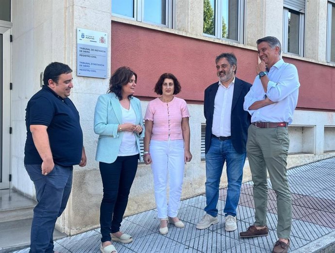El diputado regional del Partido Popular Manuel Cifuentes junto a la diputada y presidenta del PP de Siero, Beatriz Polledo, al portavoz municipal del Partido Popular, Juan Luis Berros, y concejales populares en Siero.