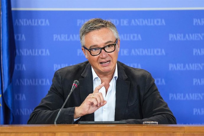 El portavoz del Grupo Parlamentario Vox, Manuel Gavira, durante la ronda de ruedas de prensa de portavoces de los grupos parlamentarios en el Parlamento de Andalucía, a 15 de julio de 2025 en Sevilla (Andalucía, España). Los portavoces de los grupos parla