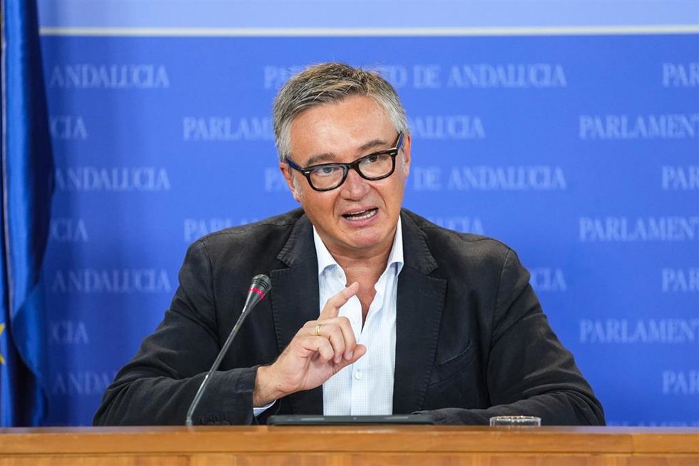 El portavoz del Grupo Parlamentario Vox, Manuel Gavira, durante la ronda de ruedas de prensa de portavoces de los grupos parlamentarios en el Parlamento de Andalucía, a 15 de julio de 2025 en Sevilla (Andalucía, España). Los portavoces de los grupos par