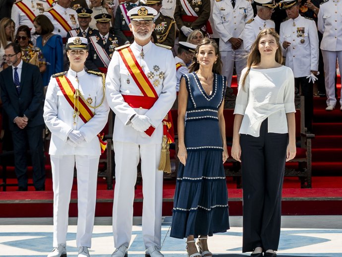 La Princesa Leonor; los Reyes Felipe VI y Letizia y la Infanta Sofía, durante la el juramento o promesa ante la Bandera y el acto de entrega de Reales Despachos y nombramientos a los nuevos oficiales de la Armada, en la Escuela Naval de Marín