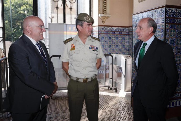 El coronel director de la Academia de Caballería de Valladolid, Francisco Javier López Villar, junto al alcalde de la ciudad, Jesús Julio Carnero, (i) y el director de la Fundación Iberdrola España, Ramón Castresana (d).