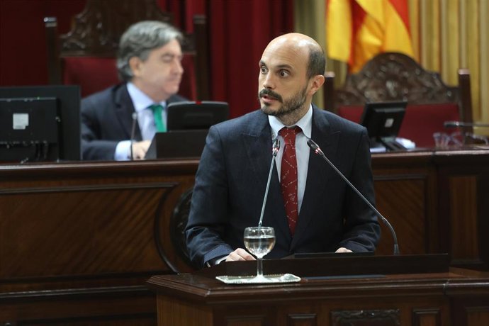 El diputado del PSIB en el Parlament Carles Bona interviene durante un debate de presupuestos autonómicos en el Parlament.