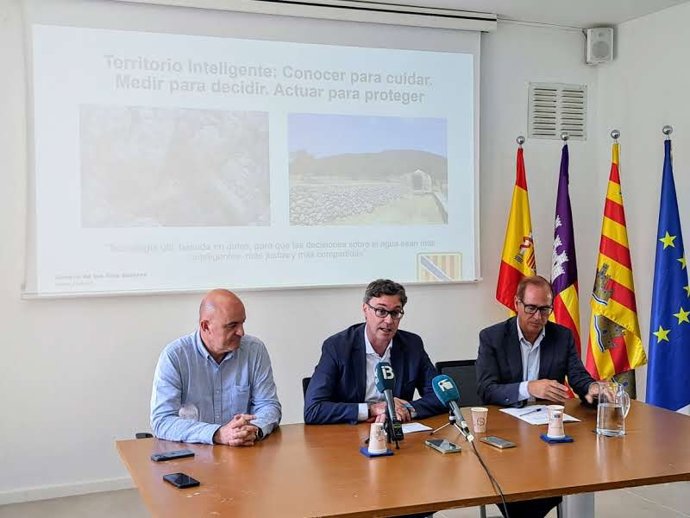 El presidente del Consell de Ibiza junto al vicepresidente del Govern y al conseller del Mar
