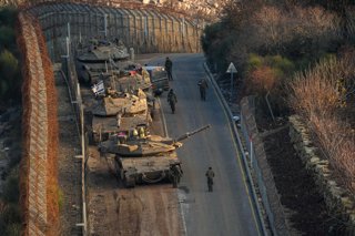 Archivo - Tropas israelíes cerca de la "zona de amortiguamiento" en los ocupados Altos del Golán