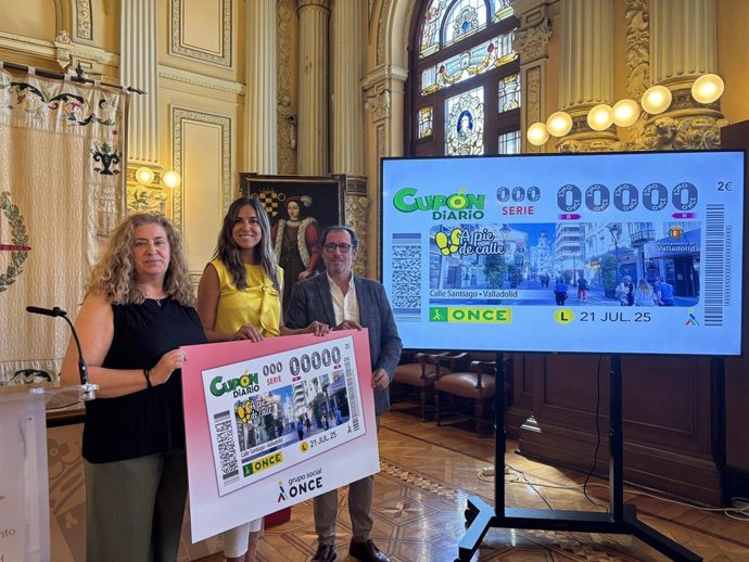La concejala de Turismo, Eventos y Marca, Blanca Jiménez, presenta junto con la presidenta del Consejo Territorial ONCE, Araceli de las Heras (i), y el delegado ONCE en CyL, Ismael Pérez Blanco, el cupón de la ONCE del lunes 21 de julio