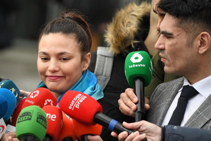Archivo - La actriz, Elisa Mouliaá, junto a su abogado, Alfredo Arrién, atienden a los medios a su salida de los Juzgados de Plaza de Castilla tras entregar su móvil al juez del ‘caso Errejón’, a 13 de marzo de 2025, en Madrid (España). Elisa Mouliaá entr