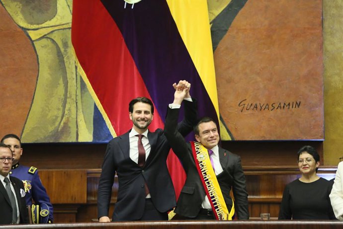 Archivo - QUITO, 25 de maio de 2025 -- O presidente equatoriano Daniel Noboa (R-C) e o presidente da Assembleia Nacional do Equador, Niels Olsen, cumprimentam o público durante a posse de Noboa na Assembleia Nacional em Quito, Equador, em 24 de maio de 20
