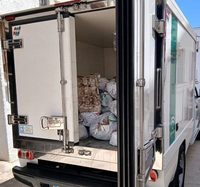 Imagen del vehículo intervenido en Níjar (Almería) con más de 1.000 kilos de pulpo congelado sin trazabilidad, durante la actuación de la Inspección Pesquera de la Junta de Andalucía.
