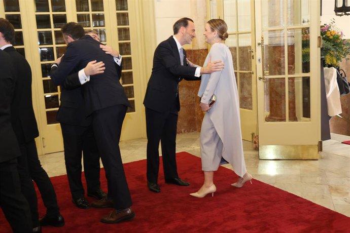 Archivo - El presidente del Parlament balear, Gabriel Le Senne, saluda a la presidenta del Govern balear, Marga Prohens, durante un acto institucional.