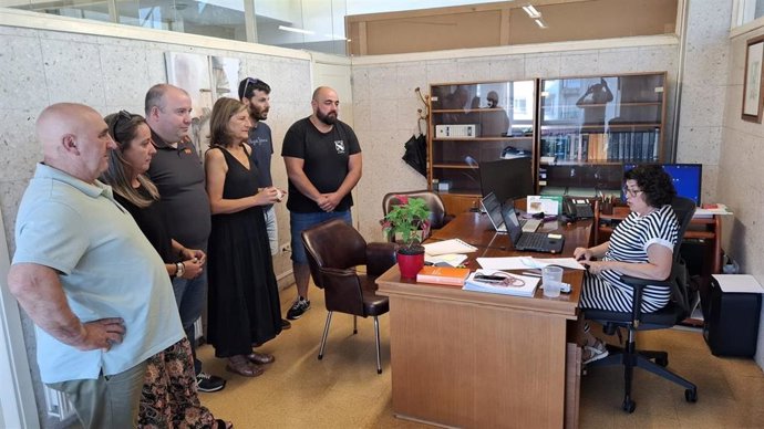 Momento en que o grupo popular de Forcarei e o exconcejal socialista Rafael Fiestras rexistran a moción de censura no Concello.