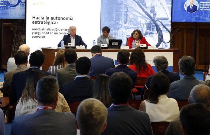 El consejero de Industria, Empleo, Innovación y Comercio, Eduardo Arasti, asiste a la inauguración del curso de la UIMP ‘EDP - Jornada hacia la autonomía estratégica (AELEC)’