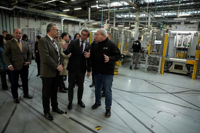Archivo - El consejero de Industria, Energía y Minas, Jorge Paradela (c)conversa con el personal de la fábrica. A 20 de enero de 2025 en Sevilla, Andalucía (España). El consejero de Industria, Energía y Minas, Jorge Paradela, visita la línea de montaje de