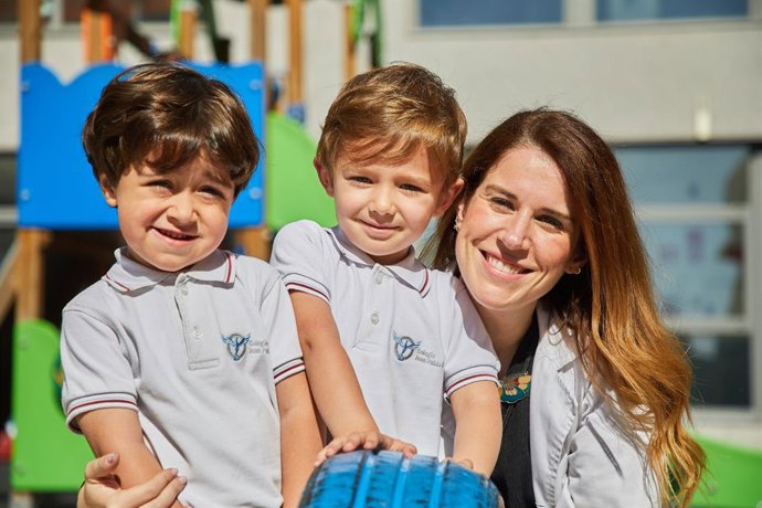 Alumnos y maestra del Colegio Juan Pablo II de Parla