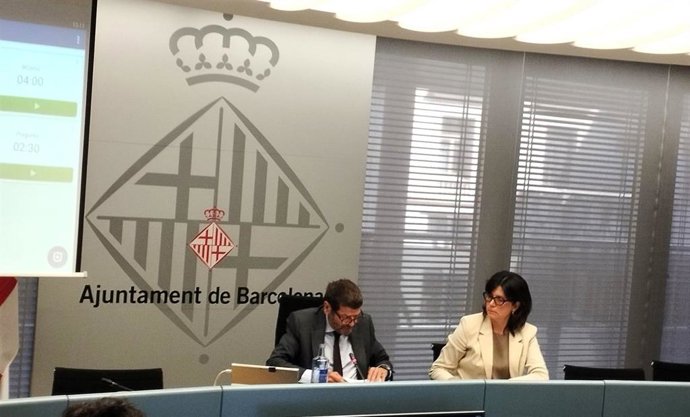 El tercer teniente de alcalde del Ayuntamiento de Barcelona, Albert Batlle, y la comisionada de convivencia, Montserrat Surroca, durante la Comisión de Presidencia.