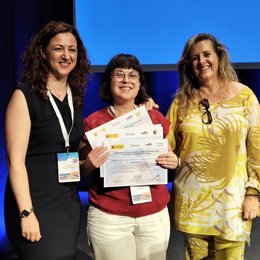 La coordinadora autonómica de Proyectos Zero del Servicio de Medicina Intensiva del Hospital Universitario Son Llàtzer, Antonia Socias, recibe el reconocimiento de la Semicyuc.