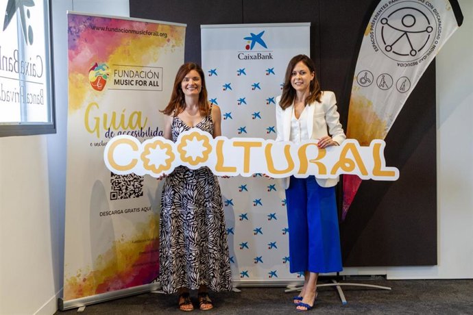 Raquel García, directora de la Fundación 'Music For All', y Carmen González, directora comercial de CaixaBank en Andalucía Oriental, durante la presentación del acuerdo para impulsar la accesibilidad del Cooltural Fest 2025.