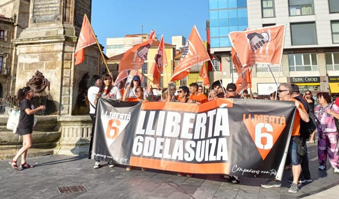 Manifestación de apoyo en Gijón a 'las seis de La Suiza'.