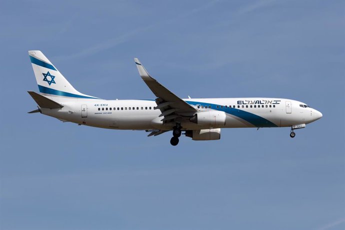 Archivo - June 2, 2023, Frankfurt, Germany: An El Al Israel Airlines Boeing 737-800 landing at Frankfurt Rhein-Main international Airport. El Al Israel Airlines is the Israeli flag carrier. Since its inaugural flight from Geneva to Tel Aviv in September 1
