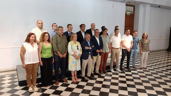 El conseller de Agricultura, Miguel Barrachina, junto al presidente de la Diputación de Alicante, Toni Pérez, y representantes de entidades agrarias tras presentar ayudas para jóvenes y nuevos agricultores de la Comunitat Valenciana