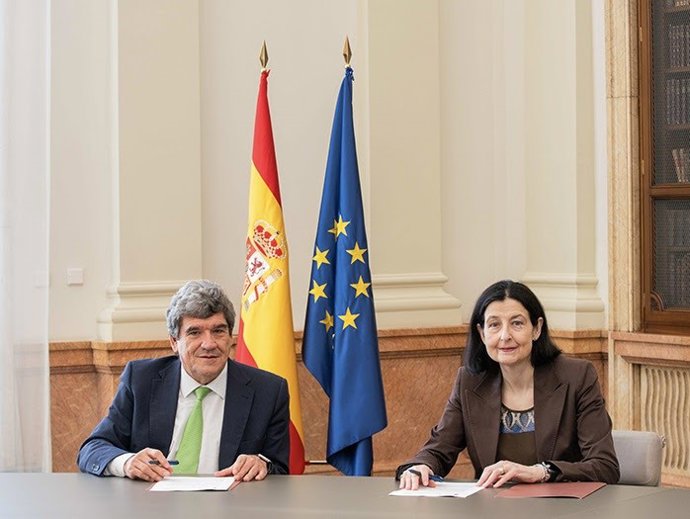 (I-D). El Gobernador Del Banco De España, José Luis Escrivá, Y La Presidenta Del Consejo General Del Notariado, Concepción Pilar Barrio Del Olmo.