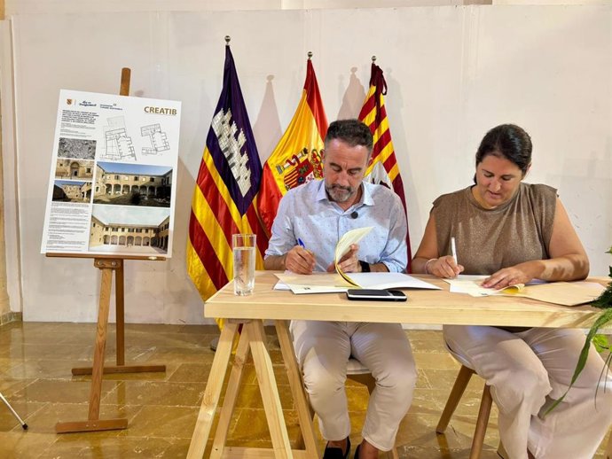 El conseller de Vivienda, Territorio y Movilidad, José Luis Mateo, y la alcaldesa de Campos, Francisca Porquer