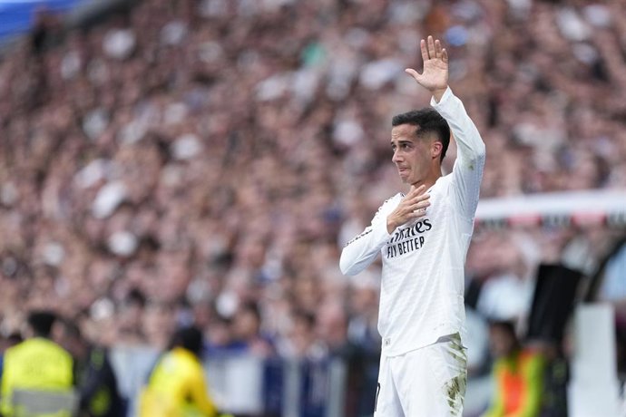 Archivo - Lucas Vázquez do Real Madrid cumprimenta os torcedores durante a partida de futebol da Liga Espanhola, LaLiga EA Sports, disputada entre Real Madrid e Real Sociedad em 24 de maio de 2025, em Madri, Espanha.