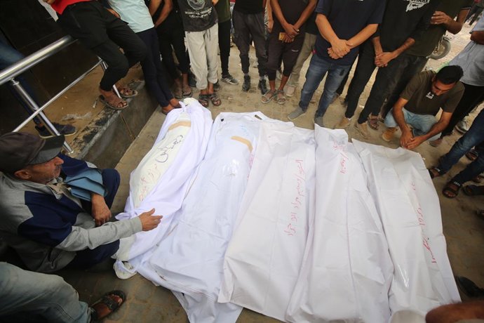 15 July 2025, Palestinian Territories, Gaza: Bodies of Palestinians are brought to al-Shifa Hospital after an Israeli airstrike targeted a group of tents belonging to the 'Abu Jered' family in Gaza Strip on July 15, 2025. The attack killed 7 people and in