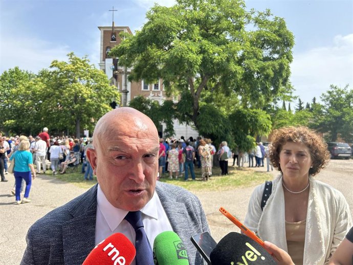 Archivo - El alcalde de Valladolid, Jesús Julio Carnero, atiende a los medios.