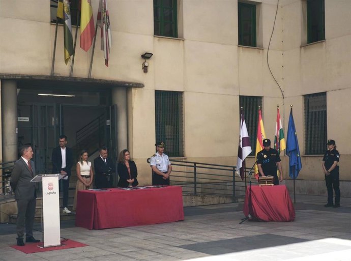 Escobar, en el centro de las autoridades, en la jura de los nuevos policías locales de Logroño
