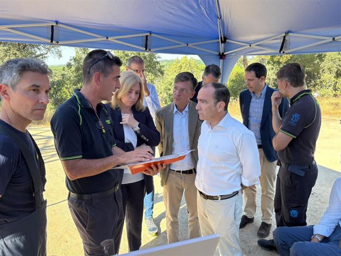 La alcaldesa en funciones y delegada del Área de Seguridad y Emergencias de Madrid, Inma Sanz, junto al delegado de Urbanismo, Medio Ambiente y Movilidad, Borja Carabante, en la Casa de Campo durante una visita a una torre de vigilancia contra incendios.