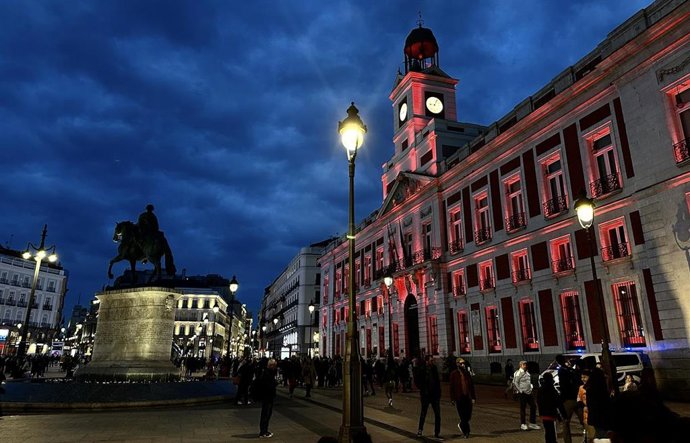 Archivo - La fachada de la Real Casa de Correos se ilumina de rojo por el Día Mundial de la Hemofilia
