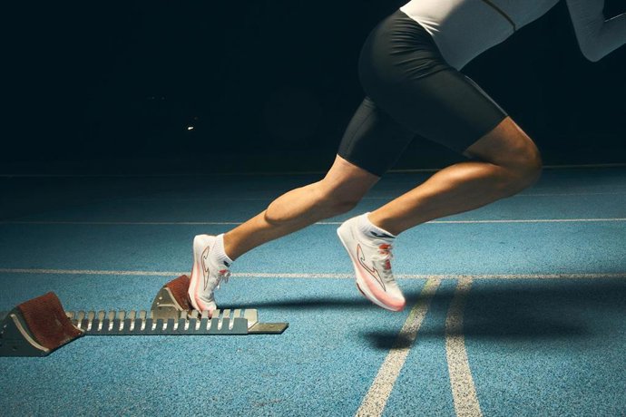 Joma lanza la 'R-1100' con placa de carbono y suma a Manuel Guijarro a su equipo de élite.