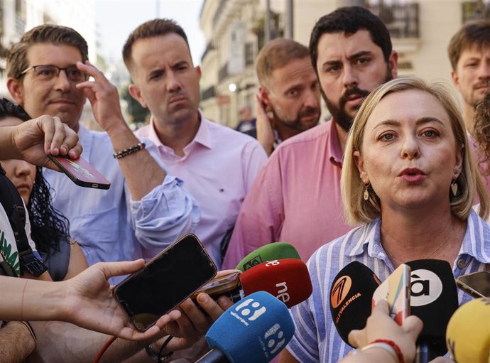 La vicepresidenta primera de la Diputació de València, Natalia Enguix, atiende a los medios de comunicación durante una recogida de firmas de la Iniciativa Popular Legislativa para rebajar el listón electoral, a las puertas de Les Corts