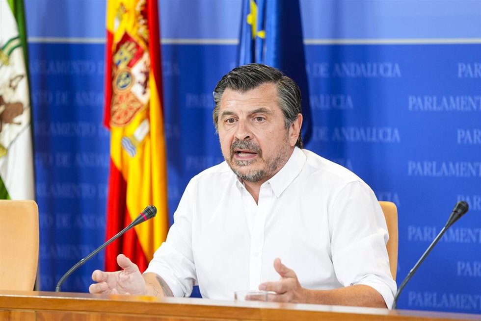 El portavoz del Grupo Parlamentario Popular, Toni Martín, durante la ronda de ruedas de prensa de portavoces de los grupos parlamentarios en el Parlamento de Andalucía, a 15 de julio de 2025 en Sevilla (Andalucía, España). Los portavoces de los grupos p