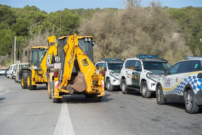 Dos máquinas excavadoras llegan a realizar trabajos para el desalojo del asentamiento ilegal Can Rova 2, a 15 de julio de 2025, en Santa Eulària, Ibiza