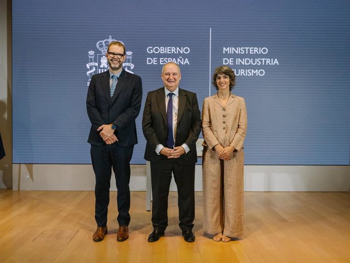El nuevo secretario de Estado de Industria, Jordi García Brustenga, el ministro de Industria y Turismo, Jordi Hereu, y la nueva directora general de Estrategia Industrial y de la Pyme, Teresa Parejo Navajas.