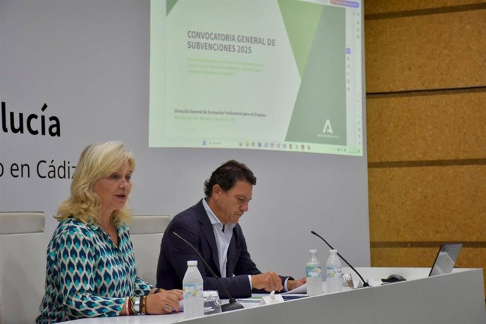 Mercedes Colombo y Daniel Sánchez explicando las subvenciones públicas para la Formación Profesional para el Empleo.