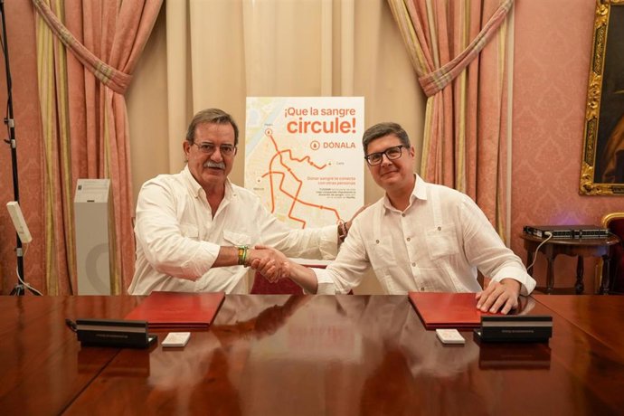 Manuel Molina y Álvaro Pimentel, tras la firma del convenio de colaboración.